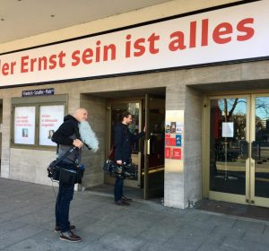 2 Kameraleute betreten das Ernst Deutsch Theater