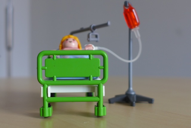 Ein Krankenhausbett aus Playmobil gebaut