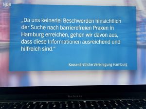 Vergrößerung eines Laptop-Bildschirms, darauf ein eingeblendeter Text: Da uns keinerlei Beschwerden hinsichtlich der Suche nach barrierefreien Praxen in Hamburg erreichen, gehen wir davon aus, dass diese Informationen hilfreich und ausreichend sind. Kassenärztliche Vereinigung Hamburg